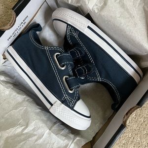 Converse kids chuck taylor low top Velcro shoe